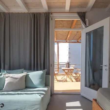 Daire Chic With Pool, 5-min Walk To
