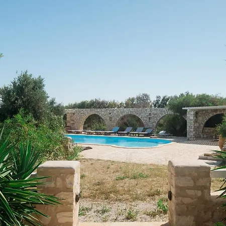 Апартаменты Chic With Pool, 5-min Walk To