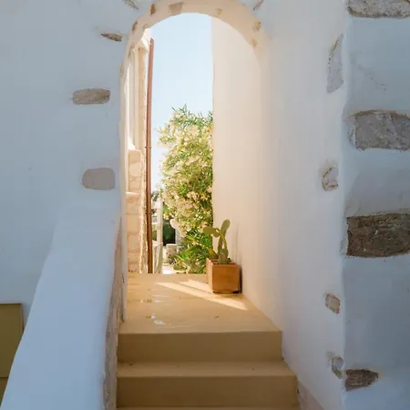 Chic With Pool, 5-min Walk To Apartment *